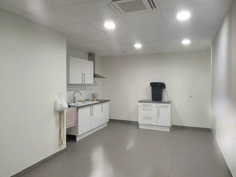 Flex in Reyrieux for lease - Interior Photo - Image 2 of 7