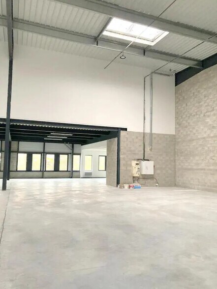 Flex in Neuville-sur-Oise for lease - Interior Photo - Image 3 of 16