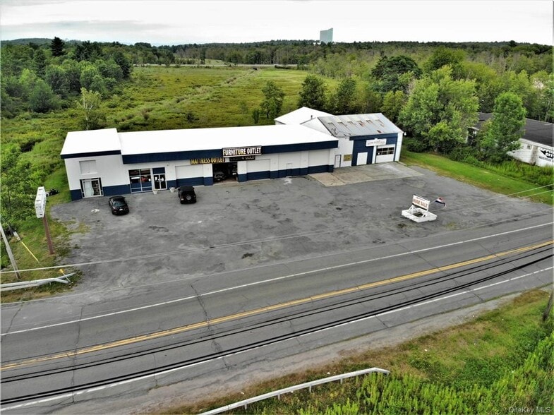 186 E Broadway, Monticello, NY à vendre - Photo du bâtiment - Image 2 de 29