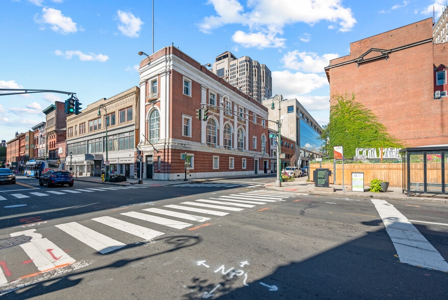 809 Chapel St, New Haven, CT for sale - Building Photo - Image 2 of 9