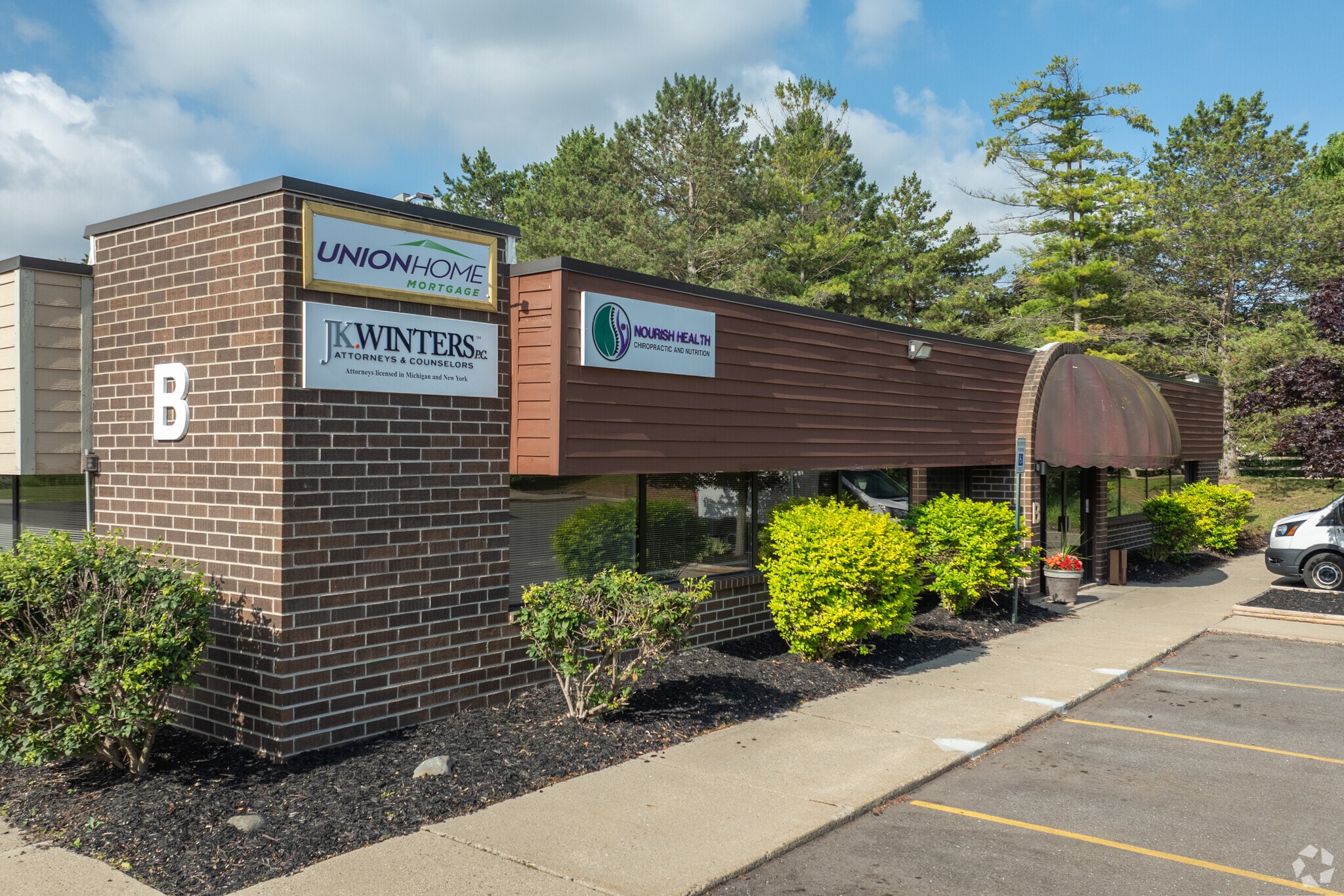 411 W Lake Lansing Rd, East Lansing, MI à louer Photo du bâtiment- Image 1 de 8