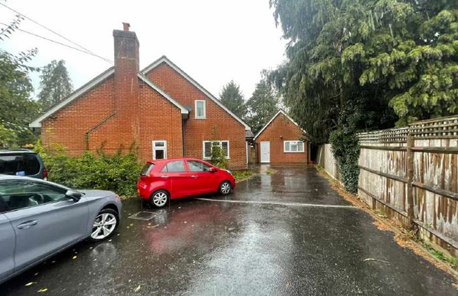 17A Burntwood Ln, Caterham for sale - Primary Photo - Image 3 of 3
