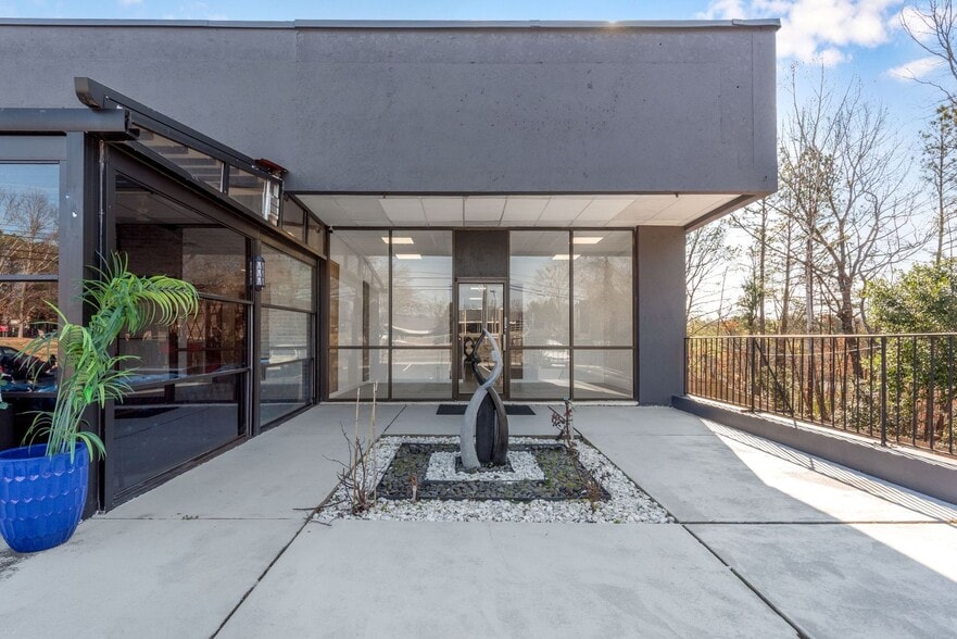 7855 Roswell Rd, Sandy Springs, GA for lease - Primary Photo - Image 1 of 16