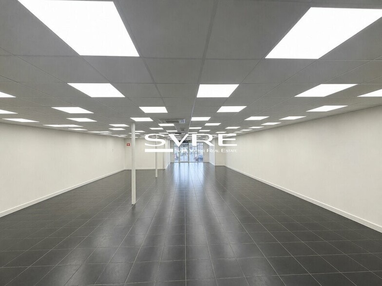 Retail in Marseille for lease - Interior Photo - Image 3 of 4