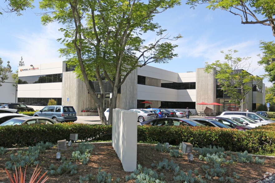 1 Vanderbilt, Irvine, CA à louer - Photo du bâtiment - Image 2 de 6