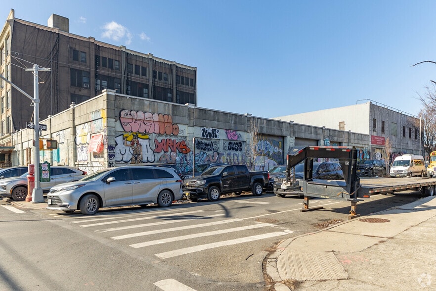 100 Hinsdale St, Brooklyn, NY for lease - Primary Photo - Image 1 of 25