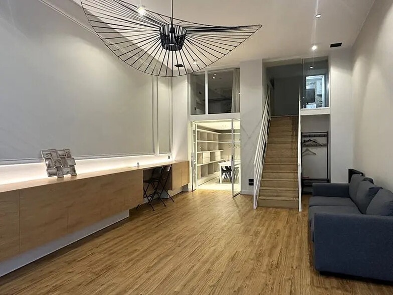 Office in Lyon for lease - Interior Photo - Image 1 of 7