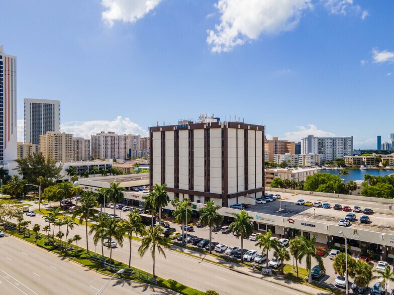 2500 E Hallandale Beach Blvd, Hallandale Beach, FL à louer - Photo du bâtiment - Image 3 de 23