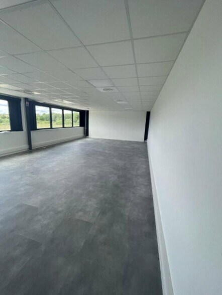 Flex in Bernolsheim for lease - Interior Photo - Image 2 of 6