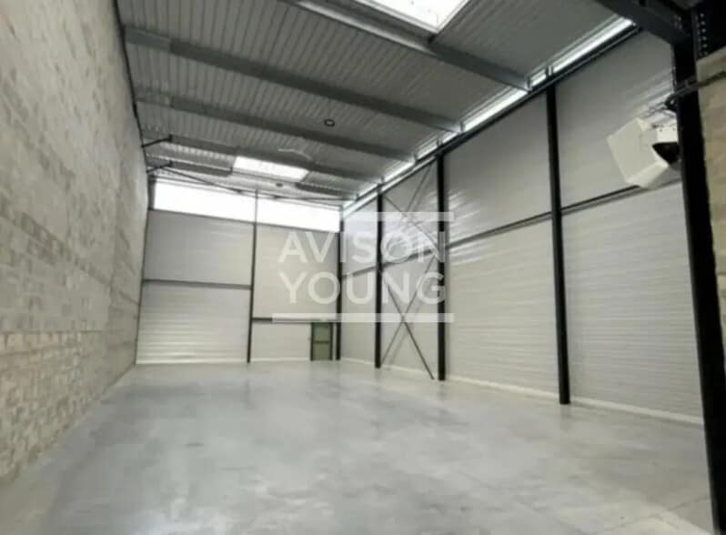 Flex in Stains for lease - Interior Photo - Image 2 of 4