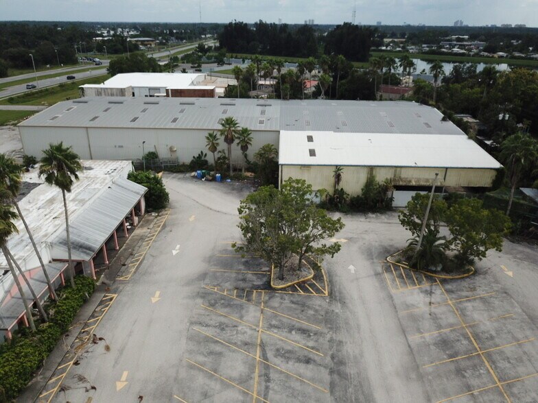2787 N Tamiami Trl, North Fort Myers, FL à louer - Photo du bâtiment - Image 3 de 6