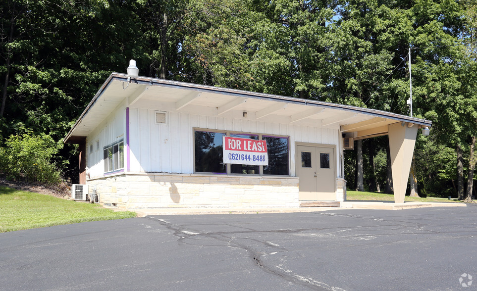 102 E Commerce Blvd, Slinger, WI for sale - Primary Photo - Image 1 of 1