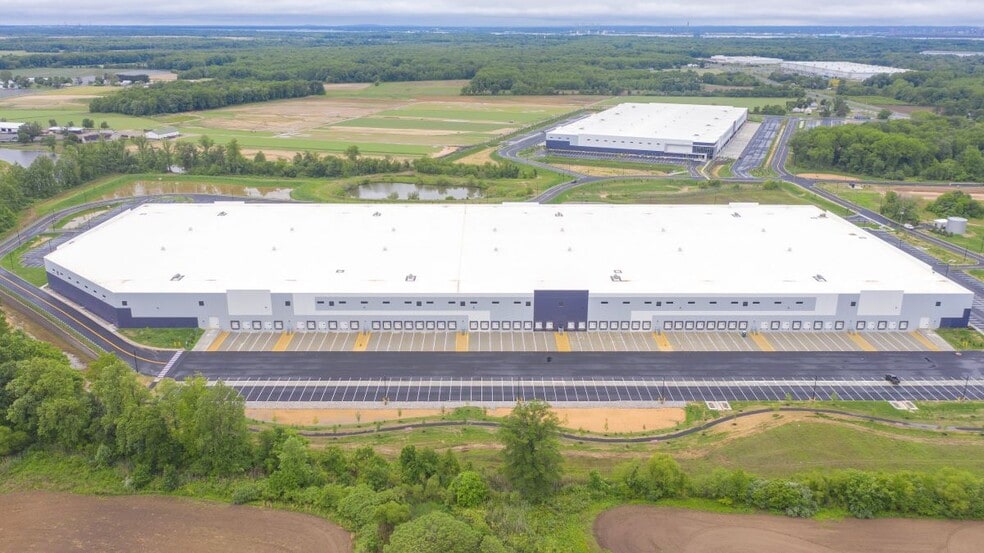 Rockefeller Group Logistics Center portefeuille de 2 propriétés à vendre sur LoopNet.ca - Photo du bâtiment - Image 1 de 15