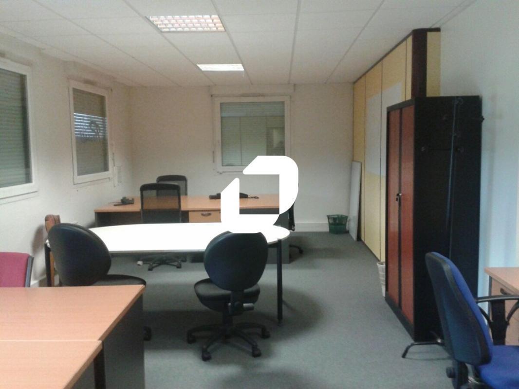 Office in Magny-le-Hongre for lease Interior Photo- Image 1 of 4
