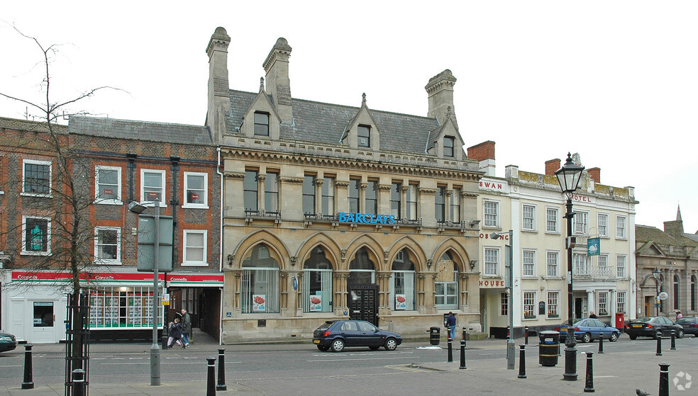 2 Market Sq, Leighton Buzzard à louer - Photo principale - Image 1 de 1