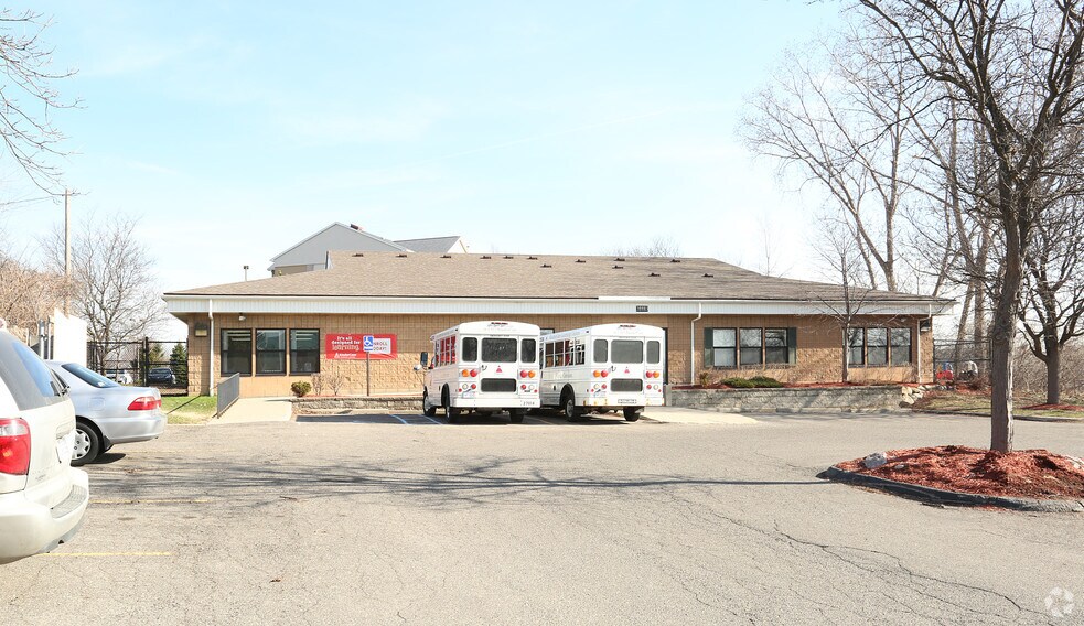 38880 W 6 Mile Rd, Livonia, MI à louer - Photo du bâtiment - Image 1 de 4