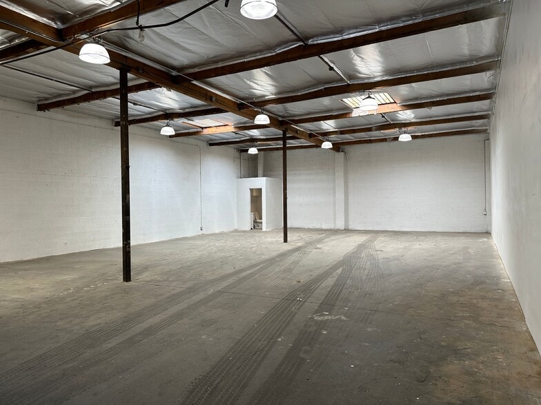 18754 Parthenia St, Northridge, CA for lease - Building Photo - Image 3 of 5