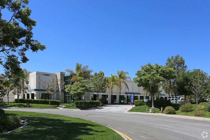 11860 Community Rd, Poway, CA à louer - Photo du bâtiment - Image 2 de 4