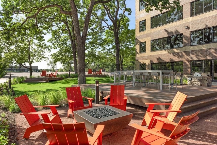 1305 Corporate Center Dr, Eagan, MN for lease - Building Photo - Image 2 of 13