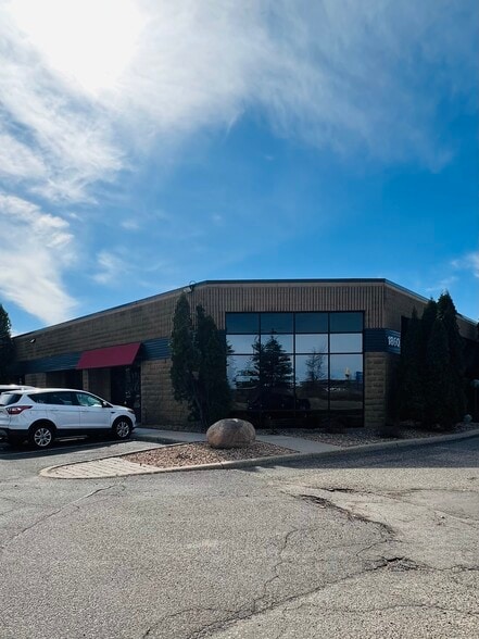 1860 Wooddale Dr, Woodbury, MN for lease - Building Photo - Image 1 of 6