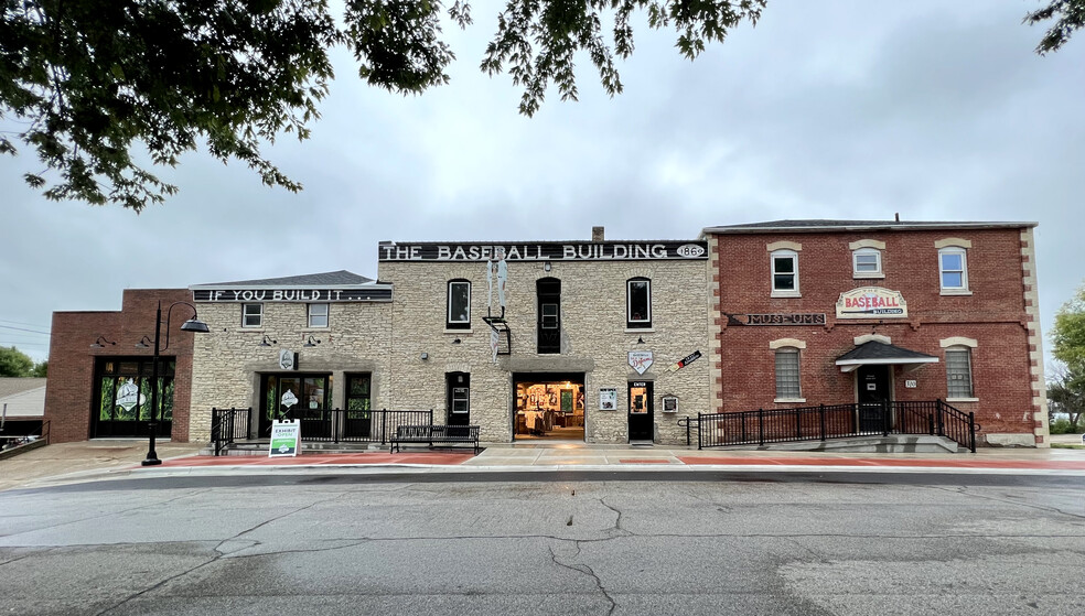 310 2nd St SE, Dyersville, IA for lease - Primary Photo - Image 1 of 5