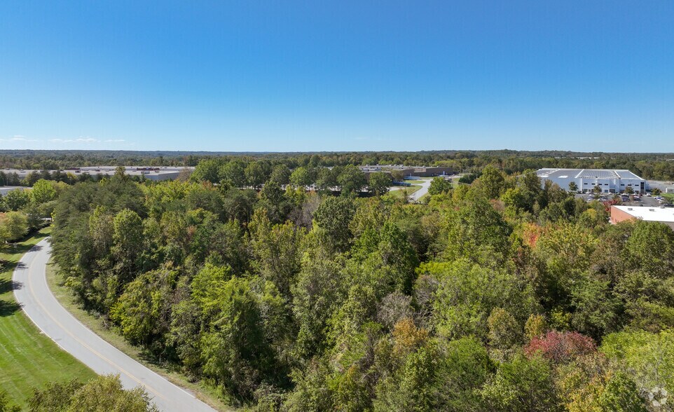 6551 Franz Warner Pky, Whitsett, NC à louer - Photo du bâtiment - Image 2 de 5