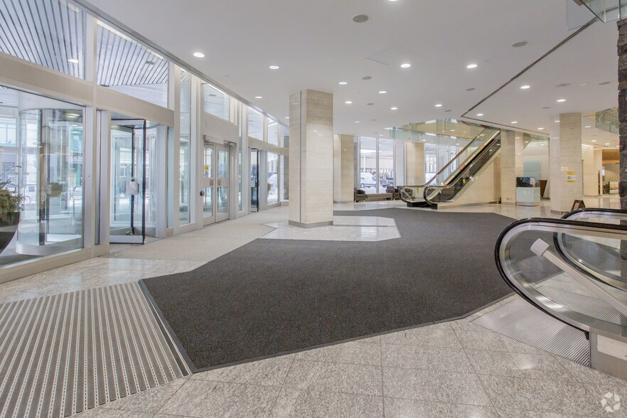 400 4th Ave SW, Calgary, AB à louer - Hall d’entrée - Image 3 de 7