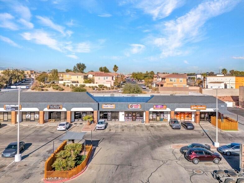 693 N Valle Verde Dr, Henderson, NV à louer - Photo du bâtiment - Image 3 de 7