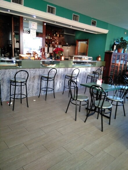 Retail in Salamanca for lease - Building Photo - Image 1 of 4