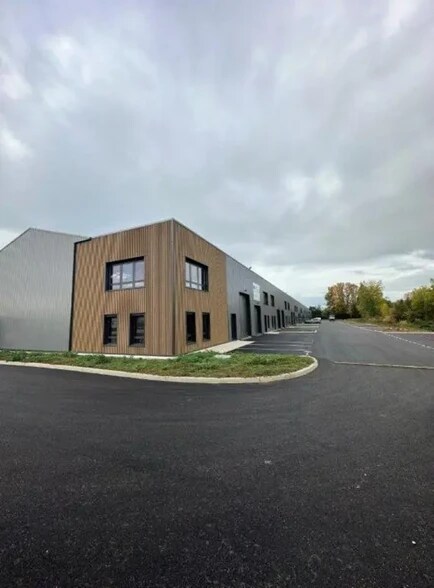 225 Avenue Des Marronniers, Bourgoin-Jallieu à vendre - Photo du bâtiment - Image 2 de 20