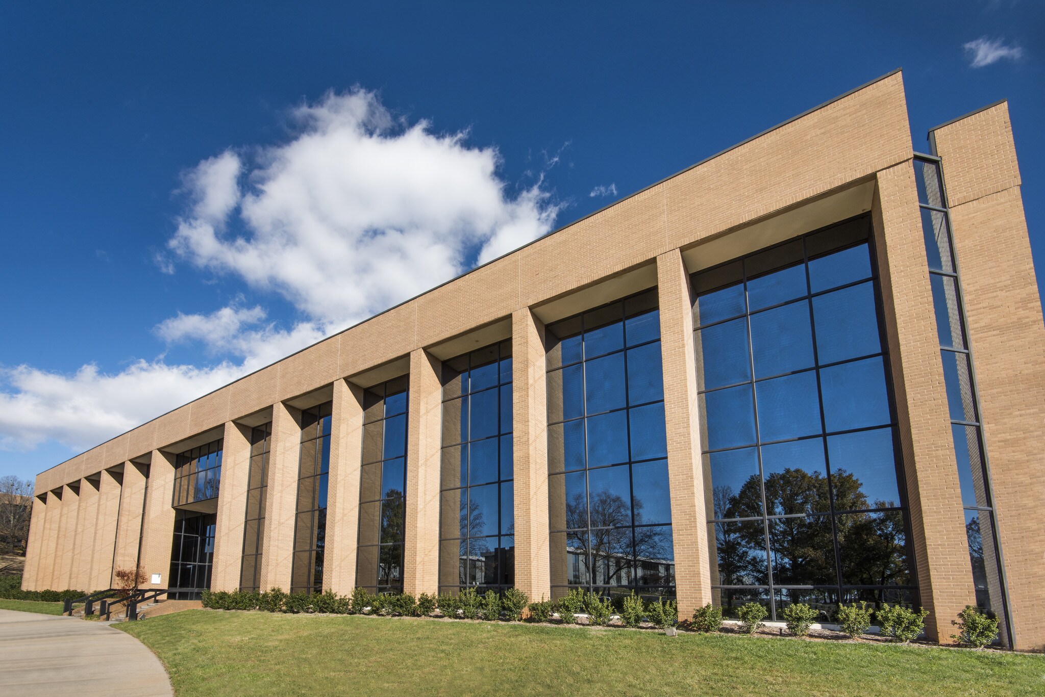 400 Executive Center Dr, Greenville, SC for lease Building Photo- Image 1 of 8