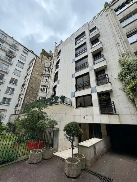 6 Rue Jean Hugues, Paris for sale - Building Photo - Image 2 of 7