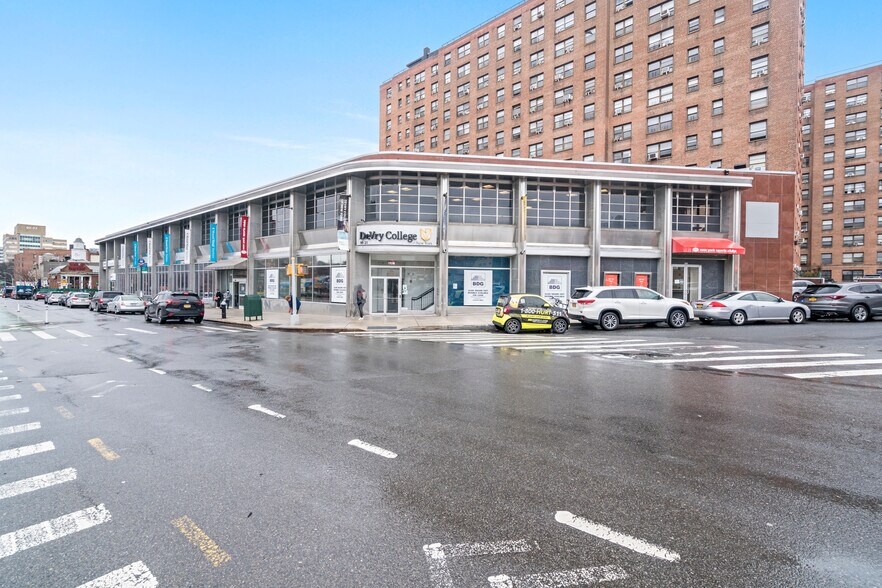 99-01 Queens Blvd, Rego Park, NY à louer - Photo du bâtiment - Image 3 de 8