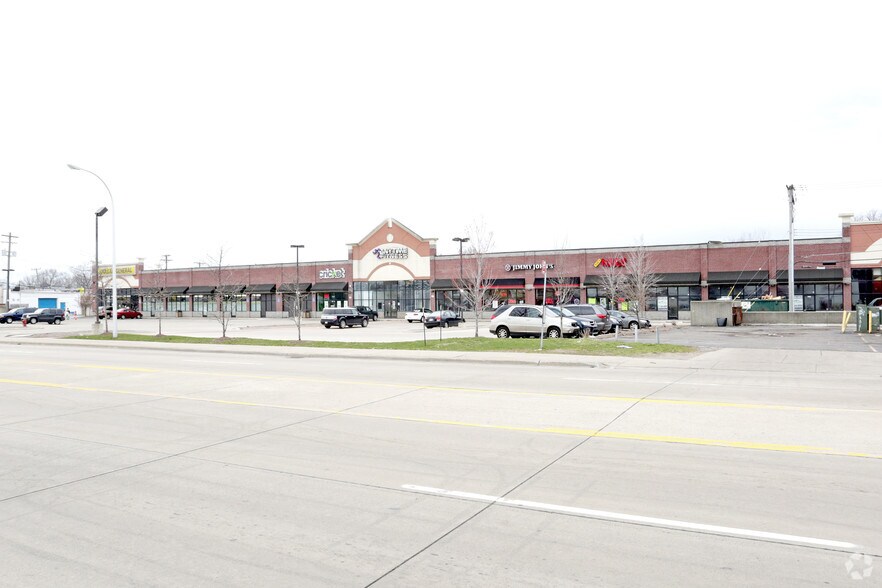 7580 E 9 Mile Rd, Warren, MI à louer - Photo du bâtiment - Image 3 de 13