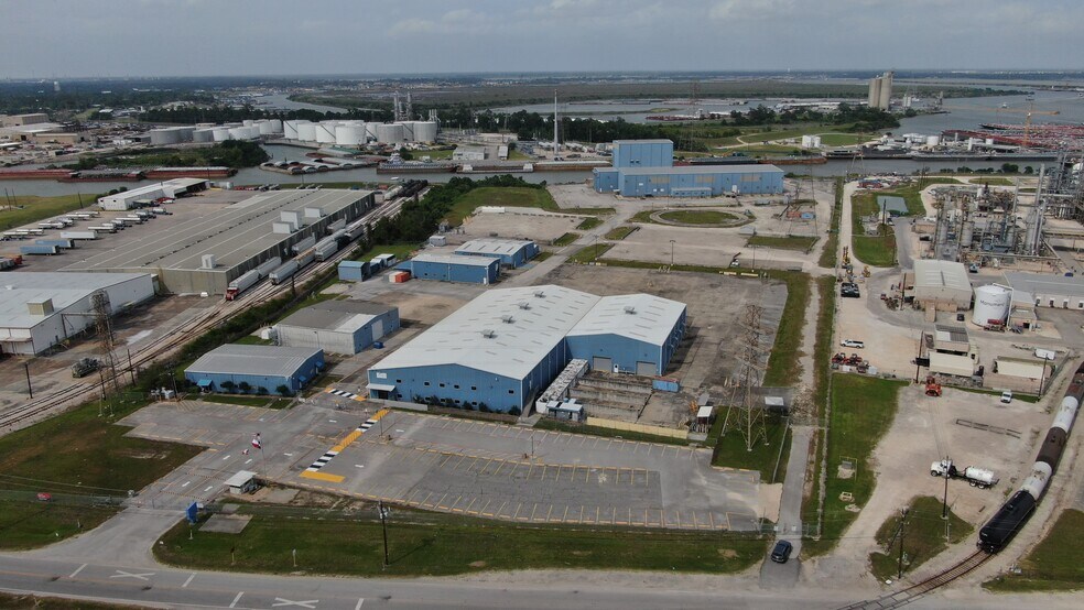16661 Jacintoport Blvd, Houston, TX à vendre - Photo du bâtiment - Image 2 de 3