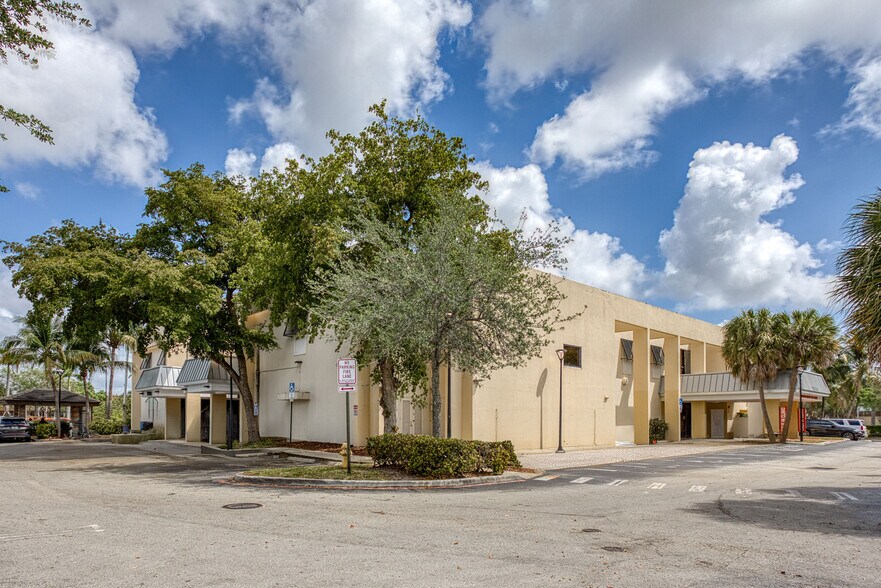 3800 W Broward Blvd, Fort Lauderdale, FL à louer - Photo du bâtiment - Image 3 de 12