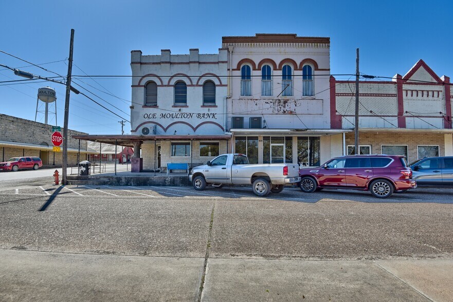 103 N Main, Moulton, TX for sale - Primary Photo - Image 1 of 33