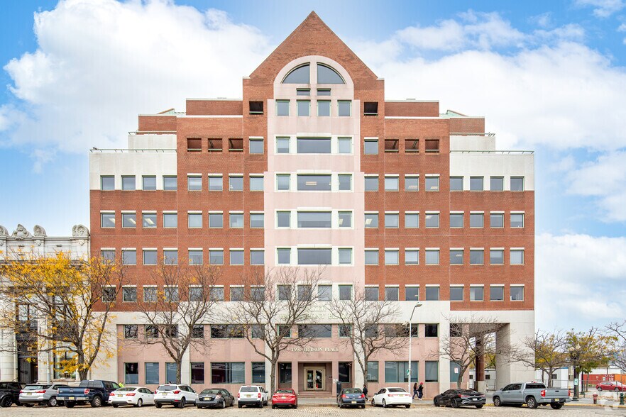 2 Hudson Pl, Hoboken, NJ à louer - Photo du bâtiment - Image 2 de 4