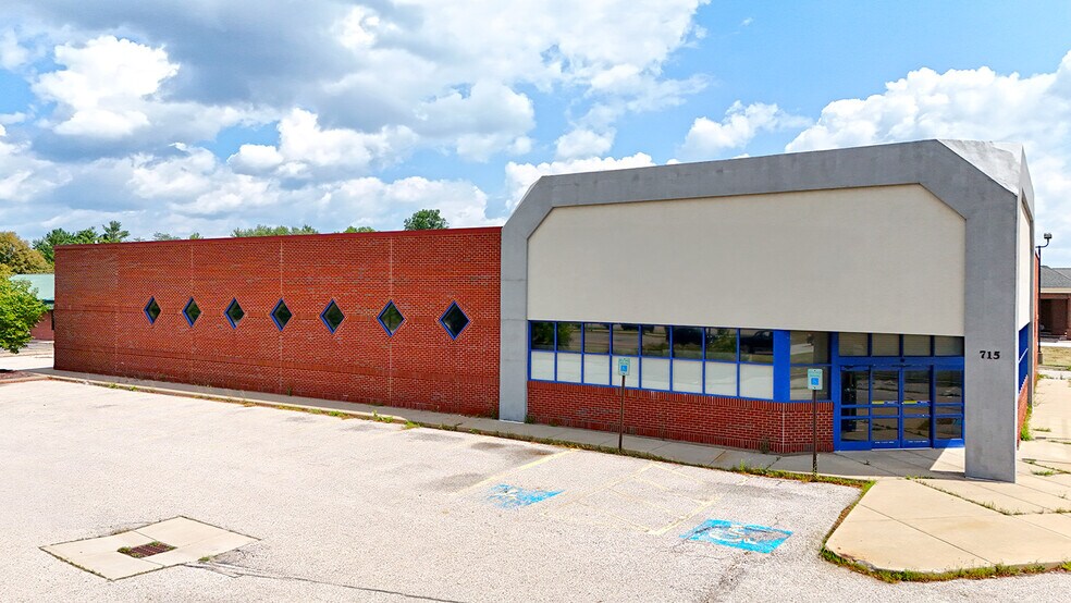 715 S Clinton St, Grand Ledge, MI à louer - Photo du bâtiment - Image 1 de 6