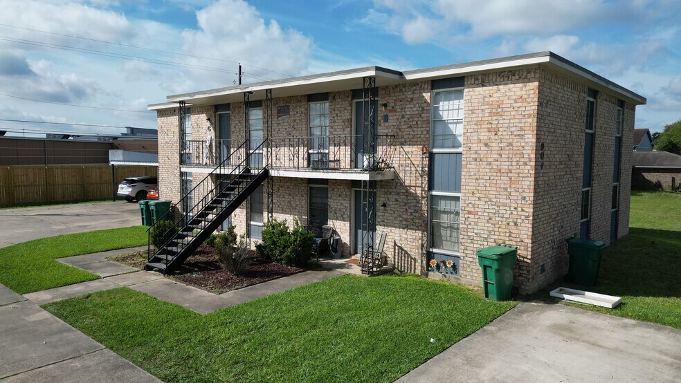 Simpson Fourplex Portfolio portefeuille de 1 propriétés à vendre sur LoopNet.ca - Photo du bâtiment - Image 3 de 23