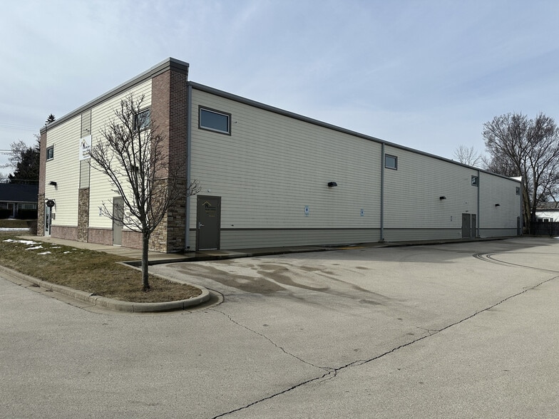 2040 E St Francis Ave, Saint Francis, WI for lease - Building Photo - Image 2 of 5