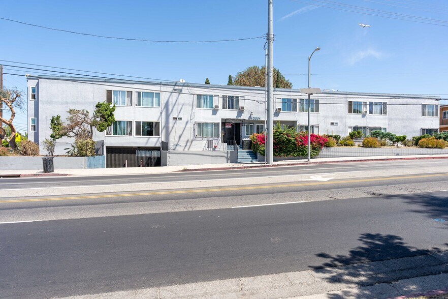 13061 Vanowen St, North Hollywood, CA à vendre - Photo du bâtiment - Image 1 de 19