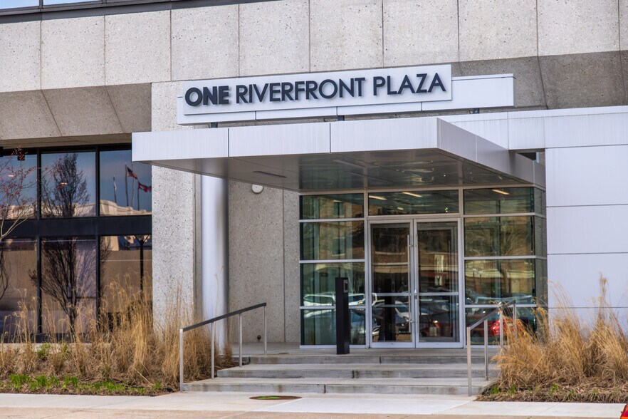 1 Riverfront Pl, North Little Rock, AR à louer - Photo du bâtiment - Image 3 de 3