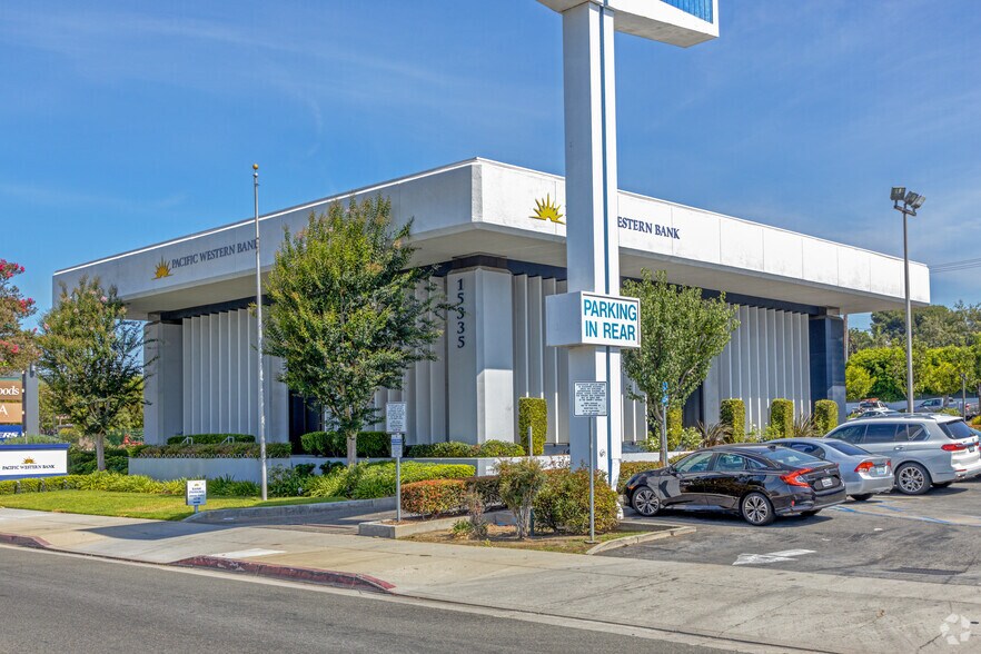 15335 Whittier Blvd, Whittier, CA à louer - Photo du bâtiment - Image 1 de 12