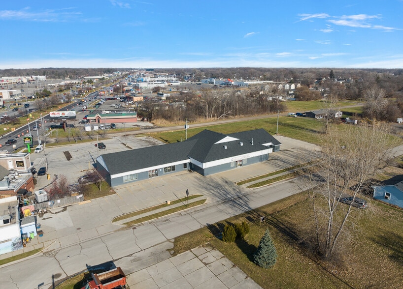 34736 S Gratiot Ave, Clinton Township, MI à vendre - Photo du bâtiment - Image 2 de 4
