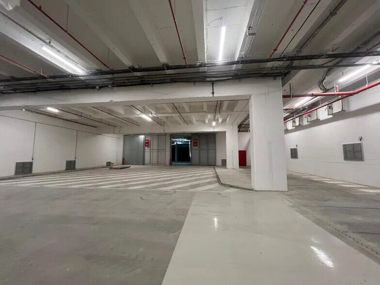 Industrial in Paris for lease - Building Photo - Image 3 of 16