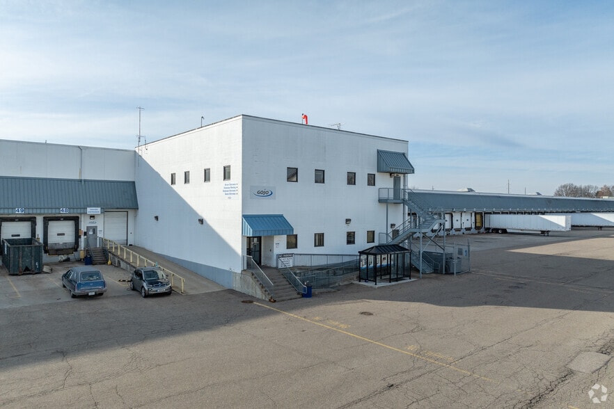 4676 Erie Ave SW, Navarre, OH à vendre - Photo principale - Image 1 de 35