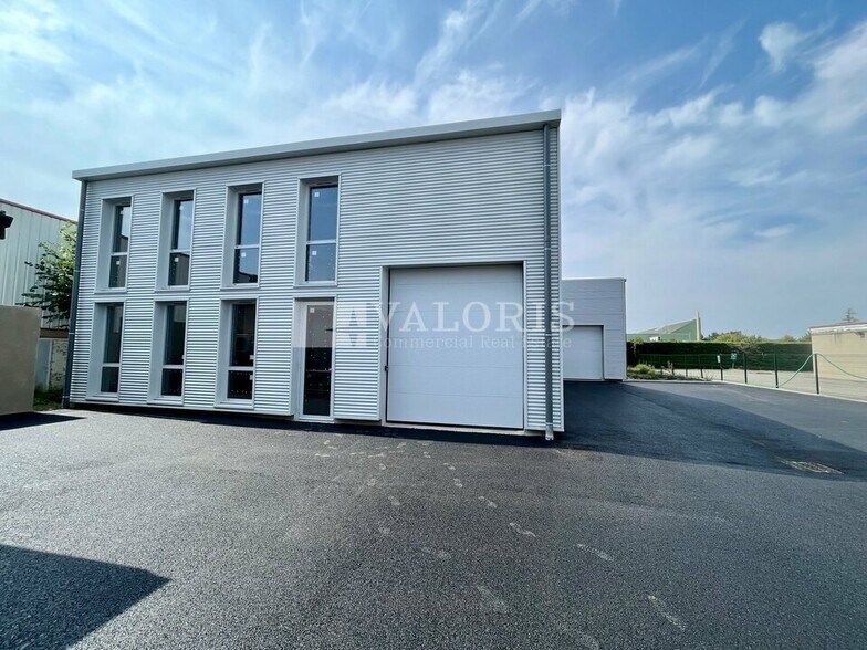 Flex dans Chassieu à louer - Photo du bâtiment - Image 2 de 6