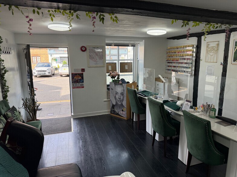 20 Aylesbury End, Beaconsfield à louer - Photo du bâtiment - Image 2 de 4