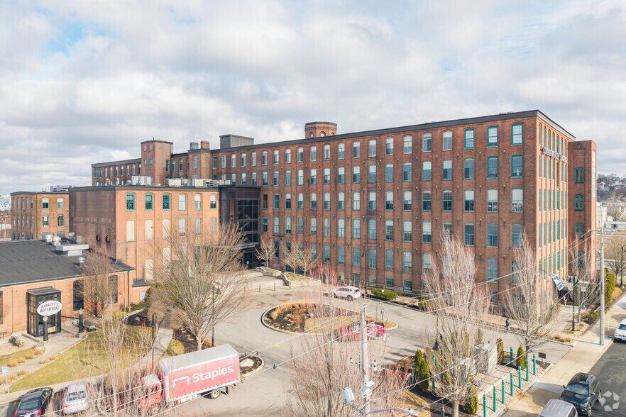 1082 Davol St, Fall River, MA à louer - Photo du bâtiment - Image 3 de 22